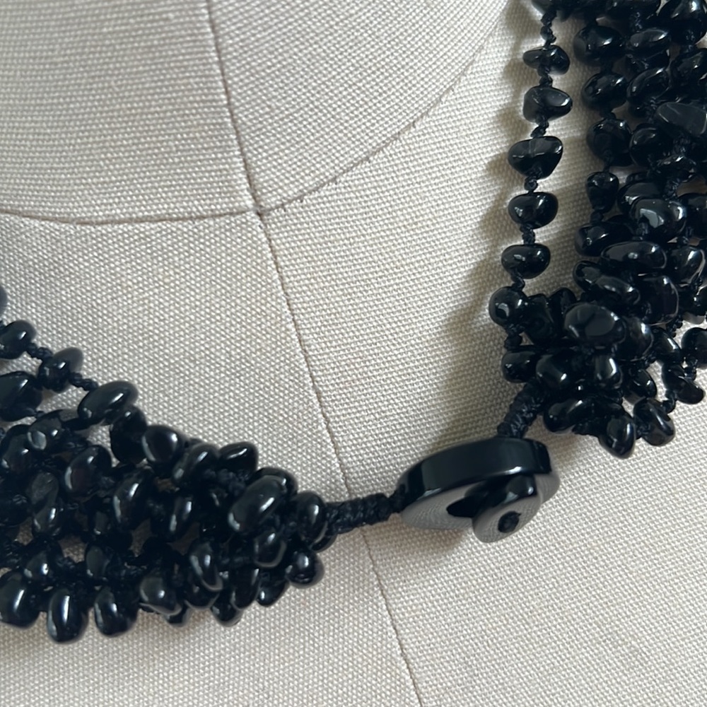 Torsade seed bead necklace in glossy black - Picture 7 of 7